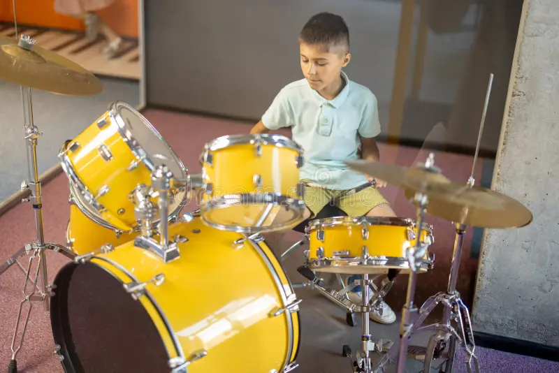 menino tocando em bateria de verdade garotinho tambores se divertindo enquanto visitava um museu ciência 302960924